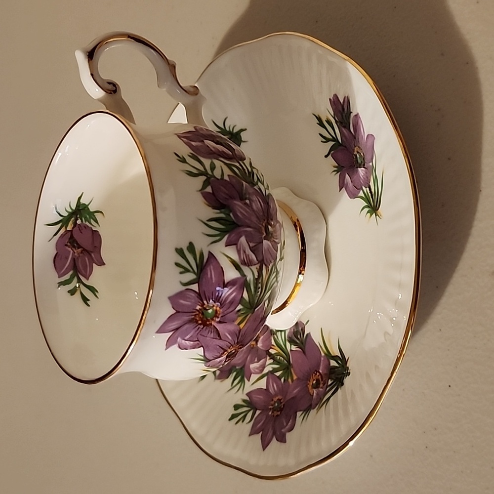Elizabethan Fine Bone China, Canadian Provincial Flowers, Cup & Saucer Set